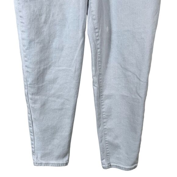 Levi’s SilverTab Light Wash Mom Jean - Picture 3 of 16